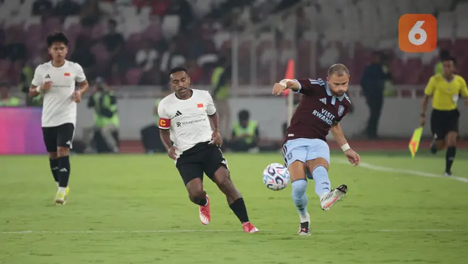 Arkhan Kaka Cetak Gol Saat Indonesia All Stars Dikalahkan Aston Villa Gelandang Aston Villa berebut bola dengan gelandang Indonesia All Stars pada laga uji coba internasional di Stadion Utama Gelora Bung Karno (SUGBK), Jakarta, Sabtu (1/8/2026). Aston Villa menang 3-1 atas Indonesia All Stars dalam pertandingan yang menjadi bagian dari tur pramusim klub Liga Inggris tersebut di Asia. (KLY/Budy Santoso)