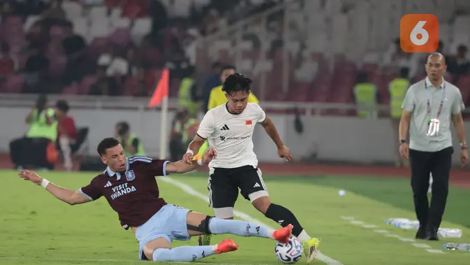 Arkhan Kaka Cetak Gol Saat Indonesia All Stars Dikalahkan Aston Villa Gelandang Aston Villa Ross Barkley (kiri) berebut bola dengan gelandang Indonesia All Stars Ezra Walian pada laga uji coba internasional di Stadion Utama Gelora Bung Karno (SUGBK), Jakarta, Sabtu (1/8/2026). Aston Villa menang 3-1 atas Indonesia All Stars dalam pertandingan yang menjadi bagian dari tur pramusim klub asal Inggris tersebut di Asia. (KLY/Budy Santoso)