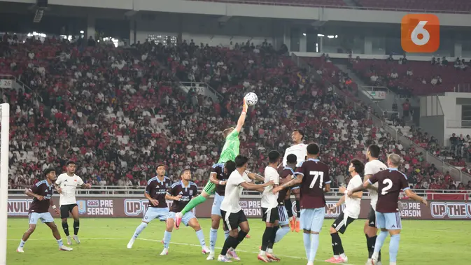 Arkhan Kaka Cetak Gol Saat Indonesia All Stars Dikalahkan Aston Villa Kiper Aston Villa lakukan pneyelamatan pada laga uji coba internasional di Stadion Utama Gelora Bung Karno (SUGBK), Jakarta, Sabtu (1/8/2026). Aston Villa menang 3-1 atas Indonesia All Stars dalam pertandingan yang menjadi bagian dari tur pramusim klub Liga Inggris tersebut di Asia. (KLY/Budy Santoso)