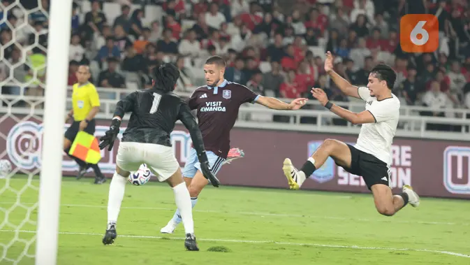 Arkhan Kaka Cetak Gol Saat Indonesia All Stars Dikalahkan Aston Villa Pemain Aston Villa berebut bola dengan pesepak bola Indonesia All Stars pada pertandingan bertajuk Aston Villa Pre-Season Tour Indonesia 2026 di Stadion Utama Gelora Bung Karno, Senayan, Jakarta, Sabtu (1/8/2026). (KLY/Budy Santoso)