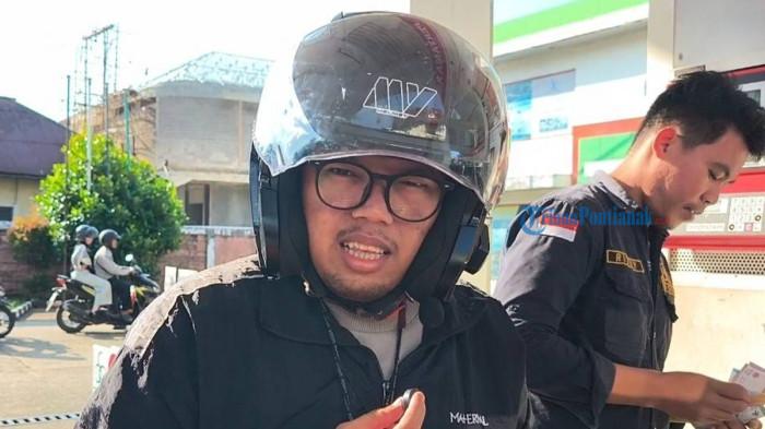 BBM PONTIANAK - Seorang pemotor pengguna Pertamax, Ramadan (28) usai isi bensin di SPBU OSO Merdeka, Jl HOS Cokrominoto, Pontianak, Sabtu 1 Agustus 2026. Ia mengaku baru mengetahui adanya penurunan harga saat mengisi bahan bakar.