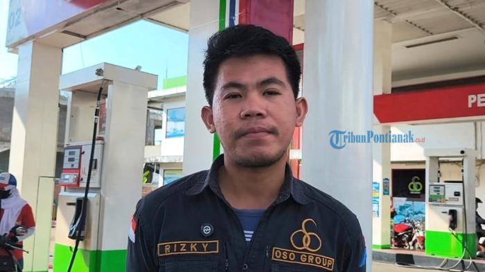 BBM PONTIANAK - Pengawas Lapangan SPBU OSO Merdeka No. 64.781.19, Rizky (29) saat ditemui, Sabtu 1 Agustus 2026. Menurutnya, penurunan harga pertamax dari Rp16.650 menjadi Rp16.300 per liter menjadi kabar baik meski selisihnya tidak terlalu besar.