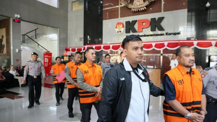 KEKAYAAN - Pegawai KPK Setya Budi Dias Oktavianto (rompi nomor 185) turut jadi tersangka dalam perkara Bupati Pemalang, Gedung KPK, Jakarta, Kamis (30/7/2026). Kekayaannya turut jadi sorotan.