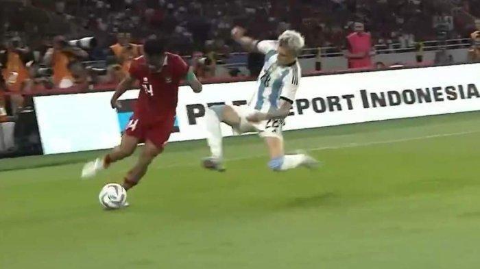 Momen ketika winger Timnas Argentina pemain Manchester United, Alejandro Garnacho membalas terjangan bek kanan Timnas Indonesia, Asnawi Mangkualam yang sebelumnya menekel pemain lawan pada laga FIFA Matchday Indonesia vs Argentina di SUGBK, Senin 19 Juni 2023.