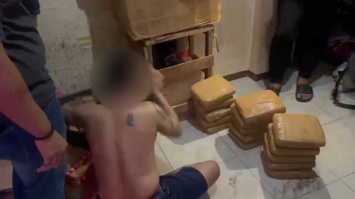 Polda Metro Jaya membongkar sebuah rumah kontrakan yang dijadikan sebagai gudang penyimpanan narkoba di wilayah Jakarta Timur.