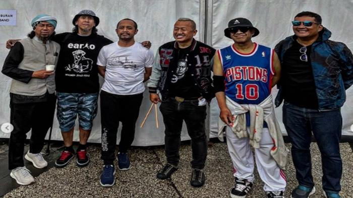 DIVONIS SAKIT GAGAL GINJAL -- Bassist PAS Band dilarikan ke RS akibat gagal ginjal kronis (fungsi tersisa 5  persen ) hingga harus cuci darah dan operasi penyumbatan darah di kepala.