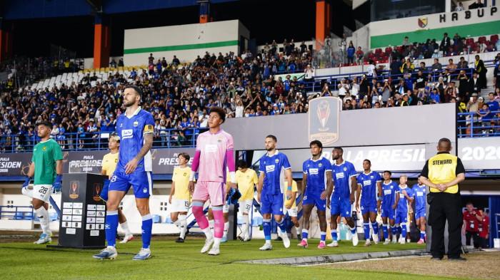 MASUK LAPANGAN - Skuad Persib memasuki lapangan, menghadapi laga fase Grup A Piala Presiden 2026 melawan Tampines Rovers 1-0 di Stadion Si Jalak Harupat Kabupaten Bandung, Jumat, 31 Juli 2026.