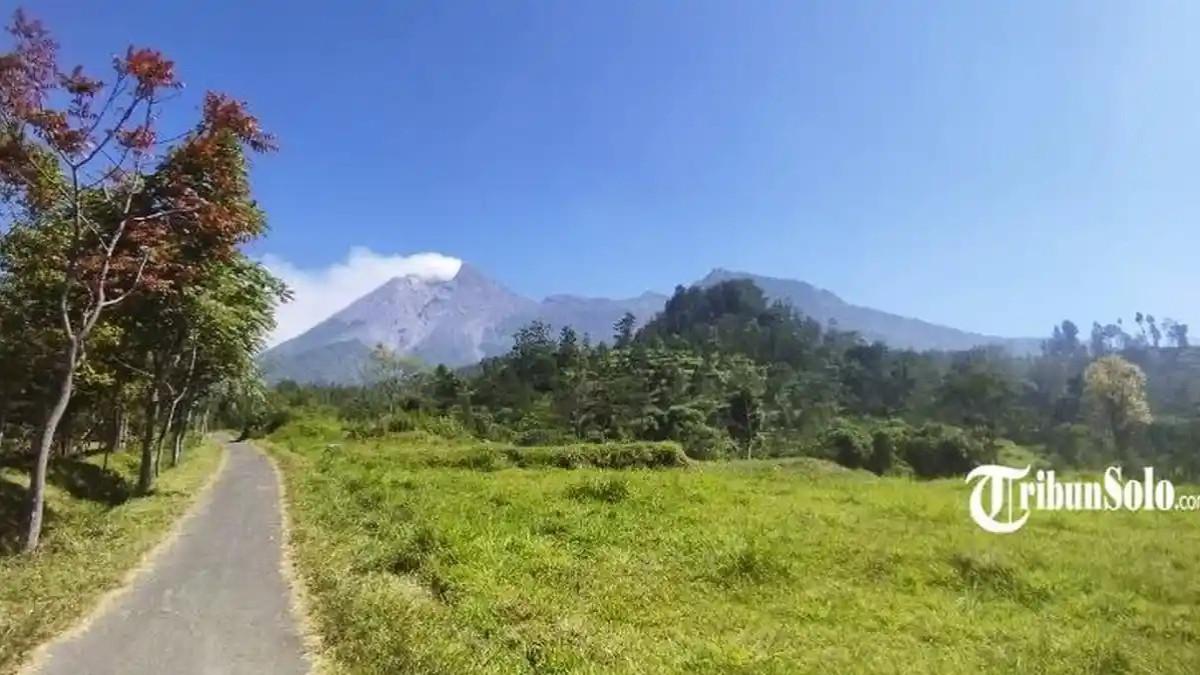 WISATA KLATEN - Pemandangan Gunung Merapi dari Deles Indah di Desa Sidorejo, Kecamatan Kemalang, Kabupaten Klaten, Jawa Tengah. Deles Indah masuk daftar rekomendasi wisata hits di Klaten.