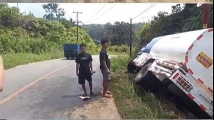 Mobil tangki bermuatan solar industri alami kecelakaan tunggal di kawasan Desa Batang Merangin, Kecamatan Batang Merangin, Kabupaten Kerinci, Jambi pada Sabtu (25/7/2026) sore sekira pukul 19.00 WIB.