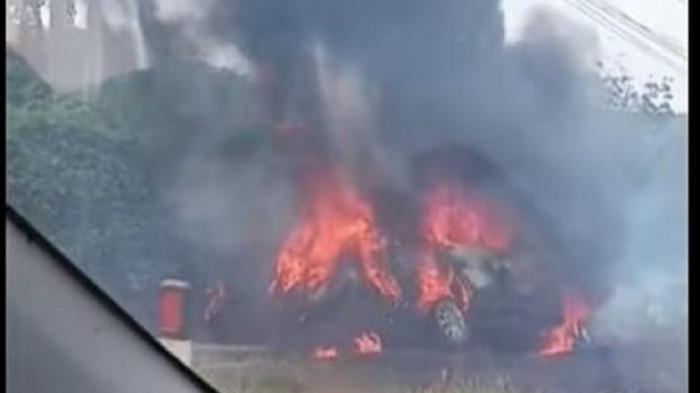 KECELAKAAN JALINSUM BUNGO - Mobil Innova Zennix dan sepeda motor Yamaha NMax terlibat kecelakaan lalu lintas di Jalan Lintas Sumatera, Kabupaten Bungo, Jambi, pada Jumat (31/7/2026) siang. Mobil terbakar