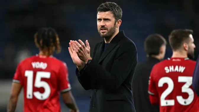 Gol Sesko Kunci Kemenangan Setan Merah di Markas Everton Tambahan tiga poin membuat Manchester United kembali ke peringkat keempat dengan raihan 48 poin. Tampak dalam foto, pelatih interim Manchester United asal Inggris, Michael Carrick, memberikan tepuk tangan kepada para penggemar setelah pertandingan pekan ke-27 Liga Primer Inggris 2025/2026 melawan Everton di Stadion Hill Dickinson, Liverpool, barat laut Inggris, Senin 23 Februari 2026 waktu setempat atau Selasa 24 Februari 2026 dini hari WIB. (Paul ELLIS/AFP)