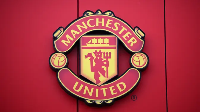 Manchester United - MU - Liga Inggris Logo Manchester United atau MU di Stadion Old Trafford. (Oli SCARFF / AFP)