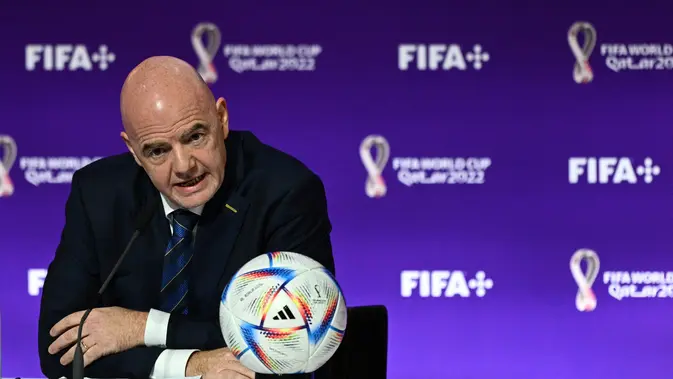 Gianni Infantino - FIFA - Piala Dunia Qatar 2022 - 19 November-1 Presiden FIFA, Gianni Infantino, berbicara dalam konferensi pers jelang Piala Dunia Qatar 2022 di Qatar National Convention Center (QNCC), Doha, Sabtu, 19 November 2022. (GABRIEL BOUYS / AFP)