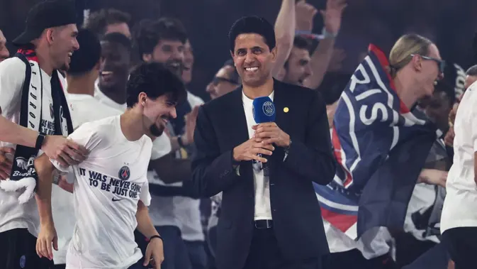 Nasser al-Khelaifi Presiden Paris Saint-Germain asal Qatar, Nasser al-Khelaifi, menyampaikan pidato di samping trofi di stadion Parc des Princes, Paris, pada 31 Mei 2026, selama acara khusus yang diselenggarakan untuk merayakan kemenangan mereka atas Arsenal FC di final Liga Champions UEFA bersama para pendukung. PSG meraih kemenangan Liga Champions berturut-turut dengan kemenangan adu penalti 4-3 atas Arsenal setelah bermain imbang 1-1 setelah perpanjangan waktu pada 30 Mei 2026. (FRANCK FIFE/POOL/AFP)