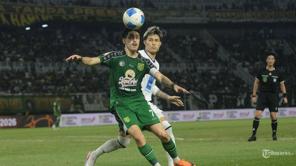 LOLOS SEMIFINAL - Pemain Persebaya Rivera (kiri) berusaha menghalangi pemain Port FC Suphanan (kanan) pada pertandingan Grup B di Stadion Gelora Bung Tomo (GBT) Surabaya, Sabtu (1/8/2026).  Pada akhir pertandingan Piala Presiden ini Persebaya berhasil mengungguli Port FC dengan skor akhir 2-1 dan menjadi juara grup B. (SURYA/HABIBUR ROHMAN)
