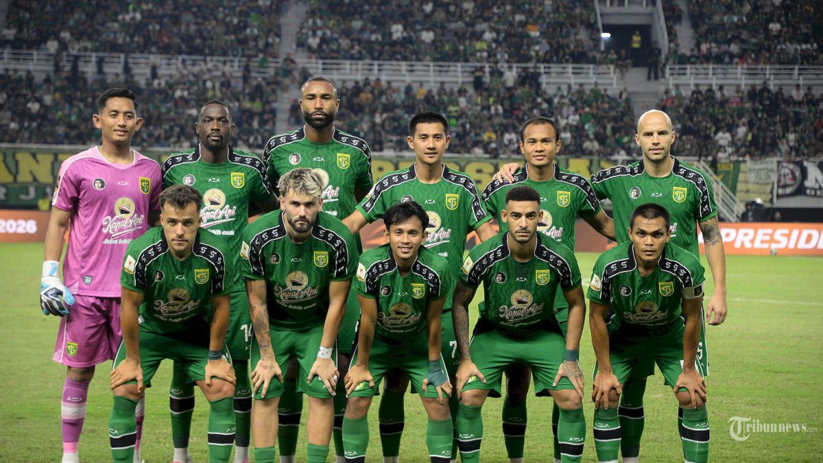 LOLOS SEMIFINAL - Pemain Persebaya saat bermain melawan Port FC  pada pertandingan Grup B di Stadion Gelora Bung Tomo (GBT) Surabaya, Sabtu (1/8/2026).  Pada akhir pertandingan Piala Presiden ini Persebaya berhasil mengungguli Port FC dengan skor akhir 2-1 dan menjadi juara grup B. (SURYA/HABIBUR ROHMAN)