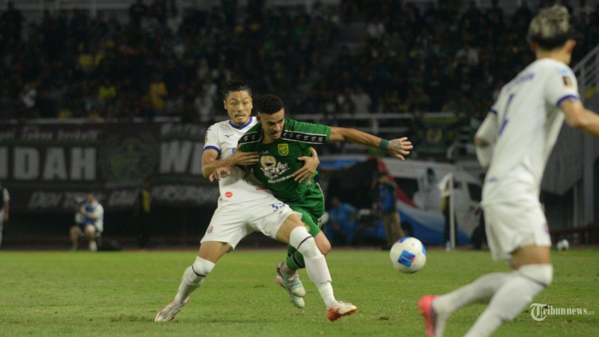 LOLOS SEMIFINAL - Pemain Persebaya Jefferson Silva (kanan) berjibaku dengan pemain Port FC Noboru (kiri) pada pertandingan Grup B di Stadion Gelora Bung Tomo (GBT) Surabaya, Sabtu (1/8/2026).  Pada akhir pertandingan Piala Presiden ini Persebaya berhasil mengungguli Port FC dengan skor akhir 2-1 dan menjadi juara grup B. (SURYA/HABIBUR ROHMAN)