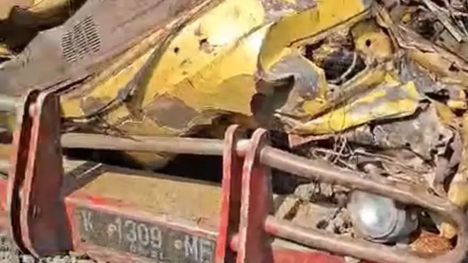 Truk Ringsek Ditabrak KA Ambarawa Ekspres di Perlintasan Jati Blora, Sopir Luka Berat Truk Ringsek Ditabrak KA Ambarawa Ekspres di Perlintasan Jati Blora, Sopir Luka Berat