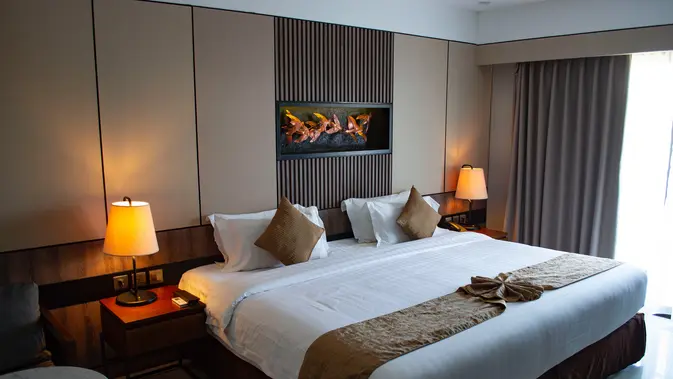 Contoh ilustrasi kamar hotel dengan tempat tidur nyaman Contoh ilustrasi kamar hotel dengan tempat tidur nyaman (Foto: Unsplash.com/Vojtech Bruzek)