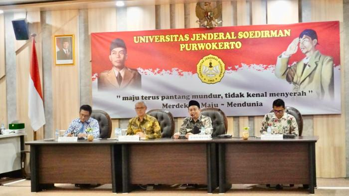 Universitas Jenderal Soedirman (Unsoed) menyambut baik inisiasi kerja sama dengan Kementerian Ketenagakerjaan Republik Indonesia melalui kegiatan Sosialisasi dan Persiapan Inisiasi Kerja Sama Kementerian Ketenagakerjaan dan Unsoed yang diselenggarakan pada Sabtu (1/8/2026) di Ruang Rapat Rektorat Unsoed.