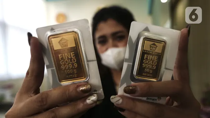 FOTO: Awal Pekan, Harga Emas Antam Turun Menjadi Rp 944 Ribu per Gram Pramuniaga menunjukkan emas batangan PT Aneka Tambang (Antam) Tbk di sebuah gerai emas, Jakarta. (Liputan6.com/Johan Tallo)
