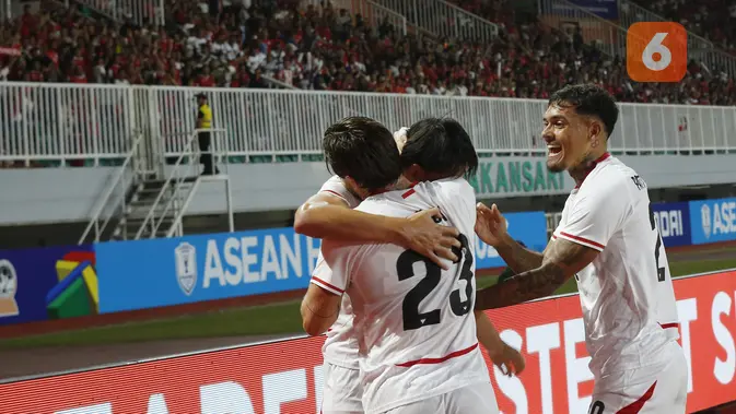 Mitchell Baker, Marc Klok, dan Shayne Pattynama saat Timnas Indonesia menghadapi Kamboja dalam laga Piala AFF 2026 di Stadion Pakansari, Bogor, Senin (27/7/2026). (Bola.com/Budy Santoso)