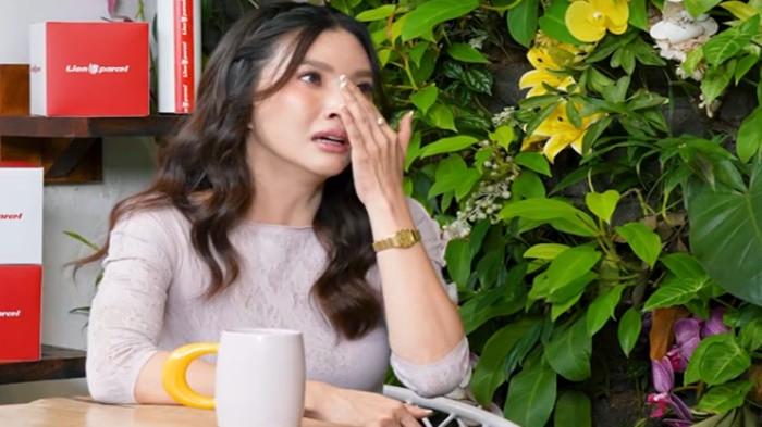 BUKA SUARA - Sarwendah menangis mengungkapkan betapa terpukulnya dirinya mengetahui anak-anaknya turut menjadi sasaran bullying di tengah perseteruan dengan Ruben Onsu