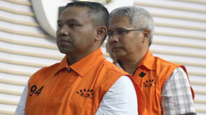 MINTA JATAH - Gubernur Riau Abdul Wahid (kiri) yang ditangkap usai kena OTT KPK. Ternyata Sudah Niat Minat Jatah Duit Sejak menjabat.