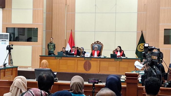 SIDANG DOKTER TIFA - Persidangan Tifauzia Tyassuma dengan agenda pembacaan eksepsi di Pengadilan Negeri Jakarta Timur, Kamis (9/7/2026). Tim hukum Dokter Tifa memprotes status P-21 perkara tersebut karena menilai adanya cacat formil prosedural, mulai dari ketiadaan Laporan Polisi, belum rampungnya BAP Tersangka, hingga tidak adanya Berita Acara Penyitaan terhadap barang bukti. (Tribunnews/Alfarizy)