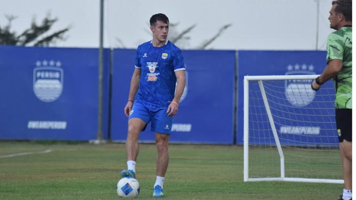 Penyerang anyar Persib Bandung, Mariano Peralta menjalani sesi latihan perdana bersama skuad Pangeran Biru di Lapangan Pendamping Stadion Gelora Bandung Lautan Api (GBLA), Kamis, 30 Juli 2026 petang.