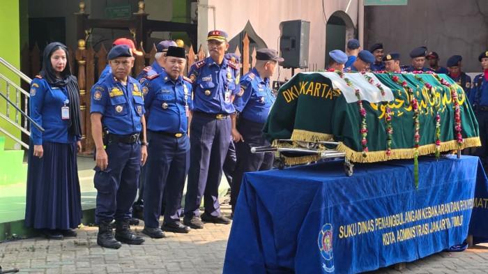 PEMAKAMAN PETUGAS DAMKAR - Jenazah Kepala Regu Kelompok Cepu Sektor Cipayung, Andriyono dimakamkan di TPU Centex, Ciracas, Jakarta Timur, Minggu (2/8/2026)