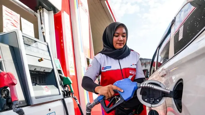 Petugas SPBU Pertamina mengisi BBM jenis Pertamax ke kendaraan. (Dok Pertamina Patra Niaga)