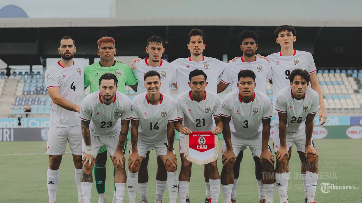 PIMPIN KLASEMEN - Pesepak bola Timnas Indonesia foto bersama sebelum melawan Timor Leste pada pertandingan Grup A Piala AFF 2026 di Stadion Chonburi, Thailand, pada Jumat (31/7/2026). Timnas Indonesia berhasil menjungkalkan Timor Leste dengan skor telak 3-0 dan memimpin klasemen sementara Grup A. TRIBUNNEWS/HO/PSSI GS