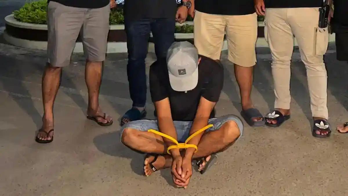 SUAMI PAKSA ISTRI - Polisi mengamankan seorang pria berinisial Z (36) yang dilaporkan istrinya atas dugaan kekerasan seksual dalam lingkup rumah tangga di Kota Padang, Sabtu (1/8/2026). Penyidik Satreskrim Polresta Padang masih mendalami laporan dan mengumpulkan alat bukti untuk mencari kebenaran terkait kasus dugaan KDRT tersebut.