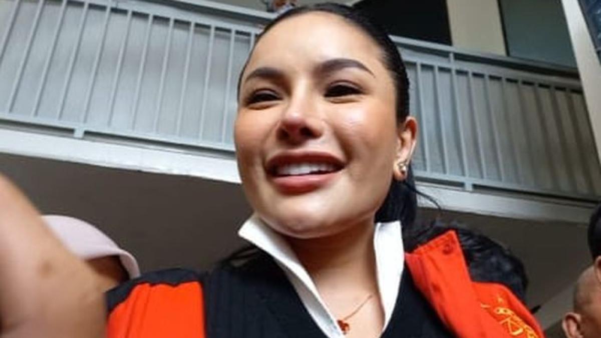 KASUS HUKUM ARTIS - Nikita Mirzani saat dijumpai di PN Jakarta Selatan usai sidang tuntutan pada Kamis (9/10/2025).