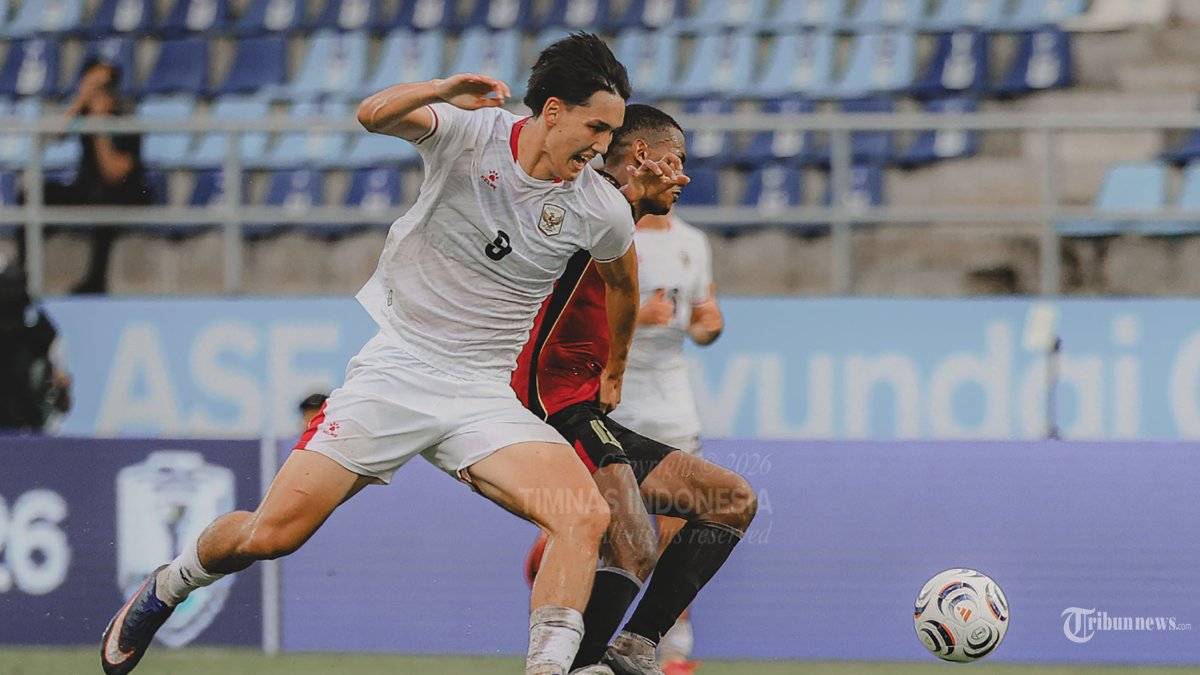 PIMPIN KLASEMEN - Duel pesepak bola Timnas Indonesia Mitchell Baker dengan pesepak bola Timor Leste pada pertandingan Grup A Piala AFF 2026 di Stadion Chonburi, Thailand, pada Jumat (31/7/2026). Timnas Indonesia berhasil menjungkalkan Timor Leste dengan skor telak 3-0 dan memimpin klasemen sementara Grup A. TRIBUNNEWS/HO/PSSI GS