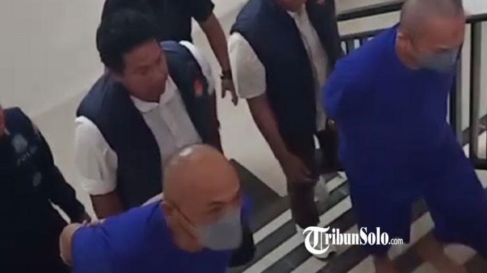 SINDIKAT PENCURI - Dua pelaku sindikat spesialis pencuri lintas provinsi yang menyasar rumah warga lansia di Kota Solo, saat digelandang di Mapolresta Solo, Minggu (2/8/2026). Dua pria asal Sulawesi Selatan berinisial S (46) dan B (48) itu diamankan Satreskrim Polresta Solo setelah diduga terlibat dalam pencurian di rumah Tjonh Sien Ha (73), warga Kelurahan Jayengan, Kecamatan Serengan, Kota Solo.