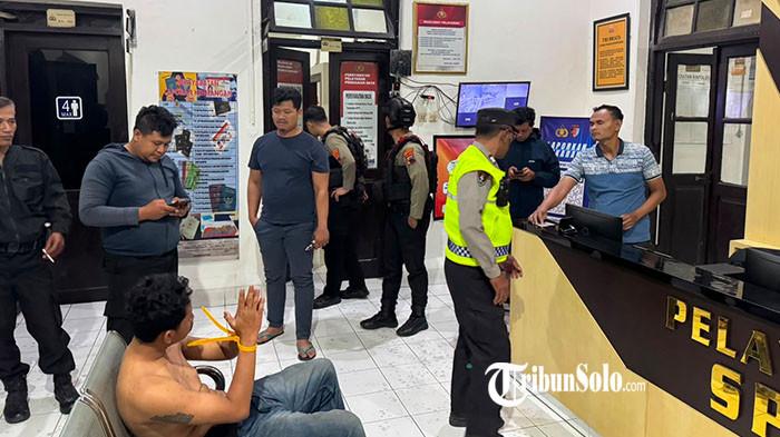 MENGAMUK - Pria diduga di bawah pengaruh minuman keras (miras) yang mengamuk di depan UNS