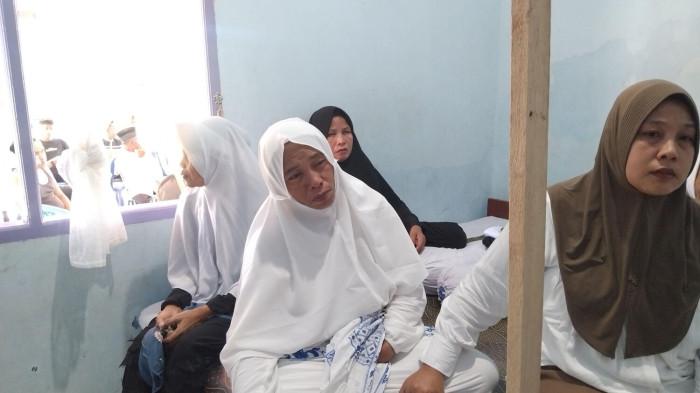 SISWA TENGGELAM -- Ati Inaku, ibu kandung Hazrin Hujuli. Ati menceritakan pesan anaknya sebelum ditemukan tenggelam di sungai Bone Kecamatan Suwawa Kabupaten Bone Bolango. (Sumber foto: TribunGorontalo.com/ Sandri Mooduto)