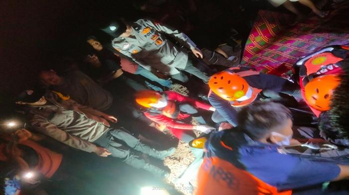 EVAKUASI JASAD - Personel kepolisian dan BPBD mengevakuasi jasad salah seorang korban tenggelam di Sungai Ogan, Minggu (2/8/2026) pagi pukul 01.00. Tim SAR masih mencari dua orang lainnya yang belum ditemukan.