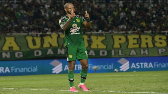 GOL PERDANA - Pemain Persebaya Alex Martins saat melawan Port FC Suphanan pada pertandingan Grup B di Stadion Gelora Bung Tomo (GBT) Surabaya, Sabtu (1/8/2026). Striker andalan Bajul Ijo itu mencetak gol perdananya di ajang Piala Presiden 2026 dalam laga ini