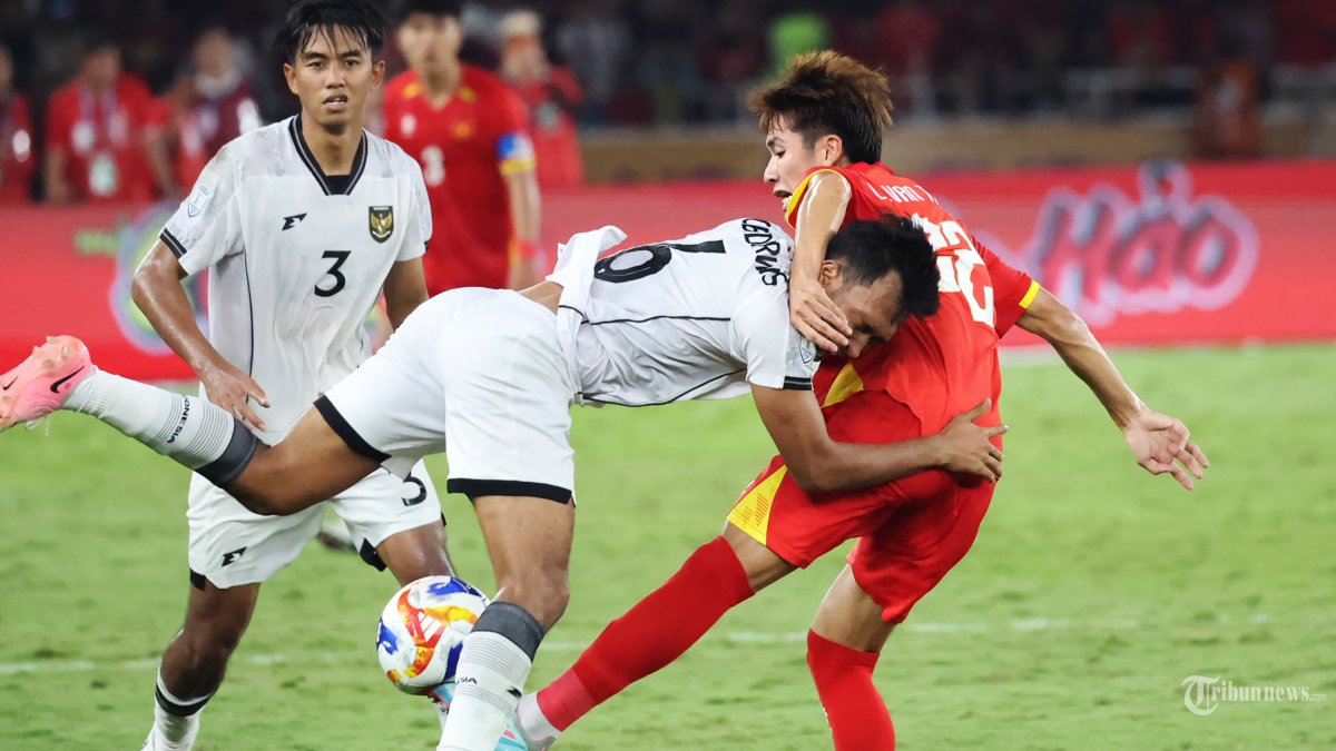 FINAL AFF U23 - Pesepak bola Timnas U-23 Indonesia Robi Darwis berebut bola dengan pesepak bola Timnas Vietnam pada final Piala AFF U-23 di Stadion Utama Gelora Bung Karno (SUGBK), Jakarta, Selasa (29/7/2025). Vietnam mengalahkan Timnas U23 Indonesia dengan skor tipis 1-0. Foto diambil menggunakan kamera Canon EOS R1 dengan lensa RF 100-500mm. TRIBUNNEWS/HERUDIN