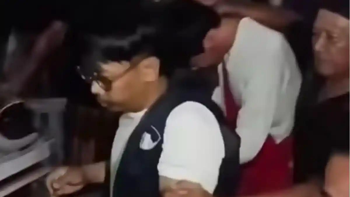 LBGT DI BOGOR - Warga Desa Tarikolot, Kecamatan Citeureup, Kabupaten Bogor gerebek kontrakan yang diduga jadi sarang LGBT.