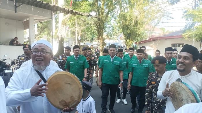 DISAMBUT - Ketua Umum Pimpinan Pusat GP Ansor Addin Jauharudin disambut hadrah serta tarian perang suku Minahasa saat tiba di Graha Gubernuran Bumi Beringin, Manado, Sulut, Minggu (2/8/2026).