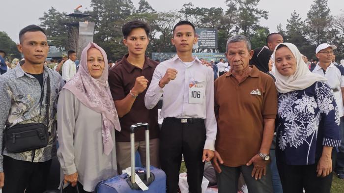 Faturhadi (tengah) berfoto bersama orang tua, kakak dan keluarga usai dinyatakan lolos sebagai Taruna Akademi Angkatan Laut (AAL). Putra petani asal Desa Nibung, Kecamatan Koba, Bangka Tengah