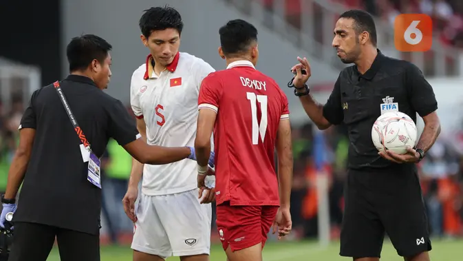 Wasit Omar Mubarak Al Yaqoubi mencoba menenangkan pemain Timnas Indonesia, Dendy Sulistyawan dan pemain Vietnam, Doan Van Hau dalam laga leg pertama babak semifinal Piala AFF 2022 di Stadion Utama Gelora Bung Karno (SUGBK), Jumat (6/1/2023) sore WIB. (Bola.com/Abdul Aziz)