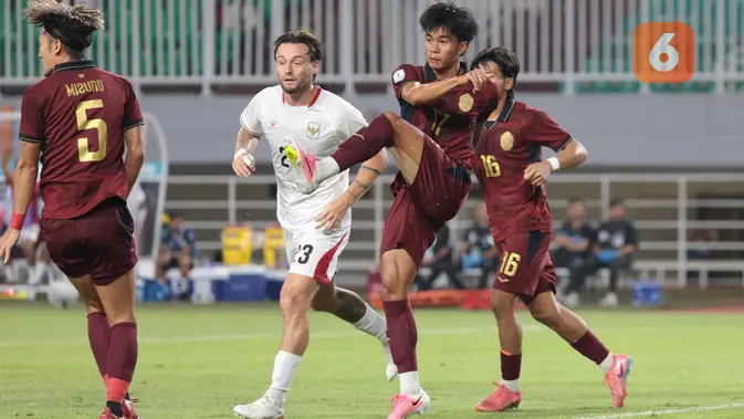 Aksi gelandang Timnas Indonesia Marc Klok saat menghadapi Kamboja dalam laga Piala AFF 2026 di Stadion Pakansari, Bogor, Jawa Barat, Senin (27/7/2026). (KLY/Budy Santoso)