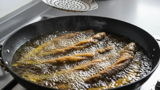 Trik Menggoreng Ikan Lele (Foto: Gemini AI)