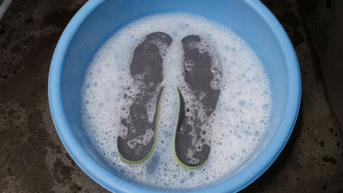 Bersihkan Insole Secara Rutin. (Gambar: AI Generated)