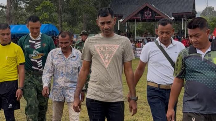 AMAT TONG - Ketua Umum PSAP Sigli, M. Yusri Syamaun (Amat Tong) sesaat sebelum membuka Turnamen Sepak Bola HUT RI ke-81 di Lapangan Beruang Hitam, Gampong Leupu, Kecamatan Geumpang, yang diikuti 16 klub dari Geumpang, Mane, dan Tangse.